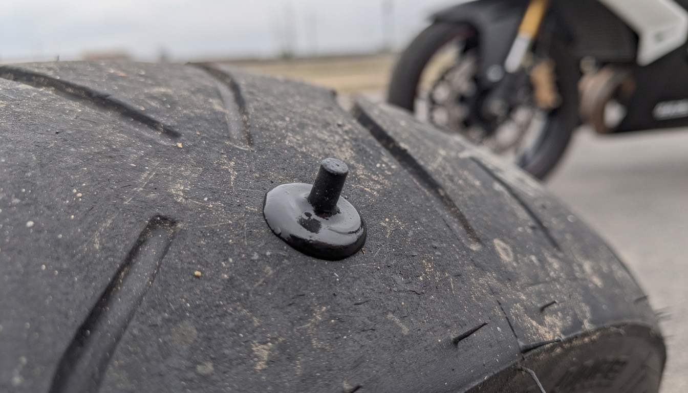 découvrez pourquoi le méchage de pneu moto, autrefois courant pour réparer rapidement les crevaisons, est désormais interdit. apprenez les risques associés et les alternatives sécuritaires.