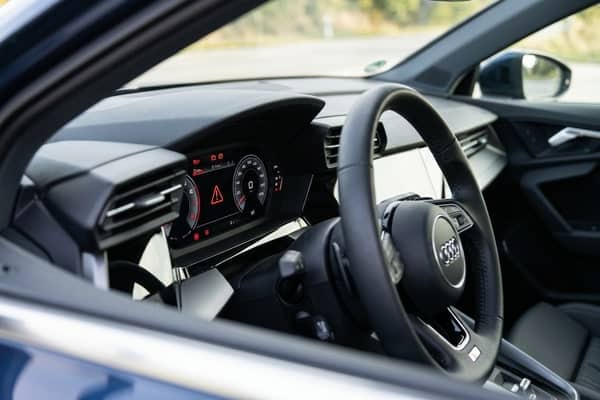 Illustration — Quels voyants Audi A3 imposent de s’arrêter tout de suite ?