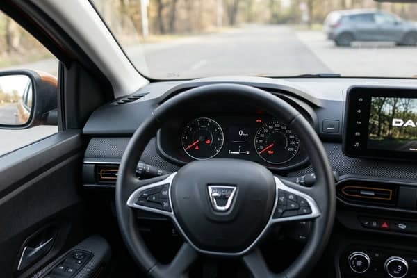 Illustration — Quels voyants du tableau de bord Dacia Sandero demandent une réaction immédiate ?