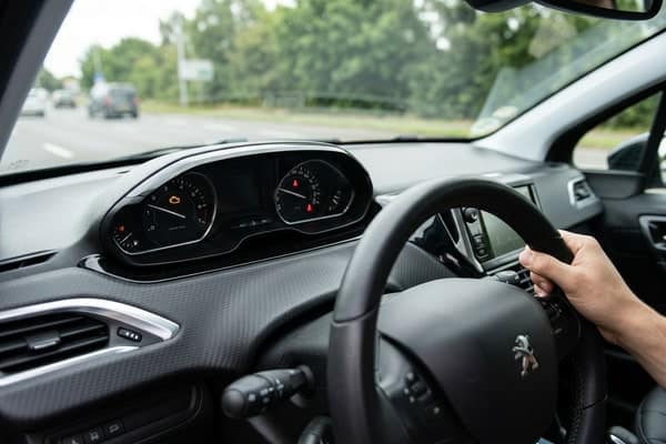 Illustration — Que signifie un voyant orange sur une Peugeot 208 ?