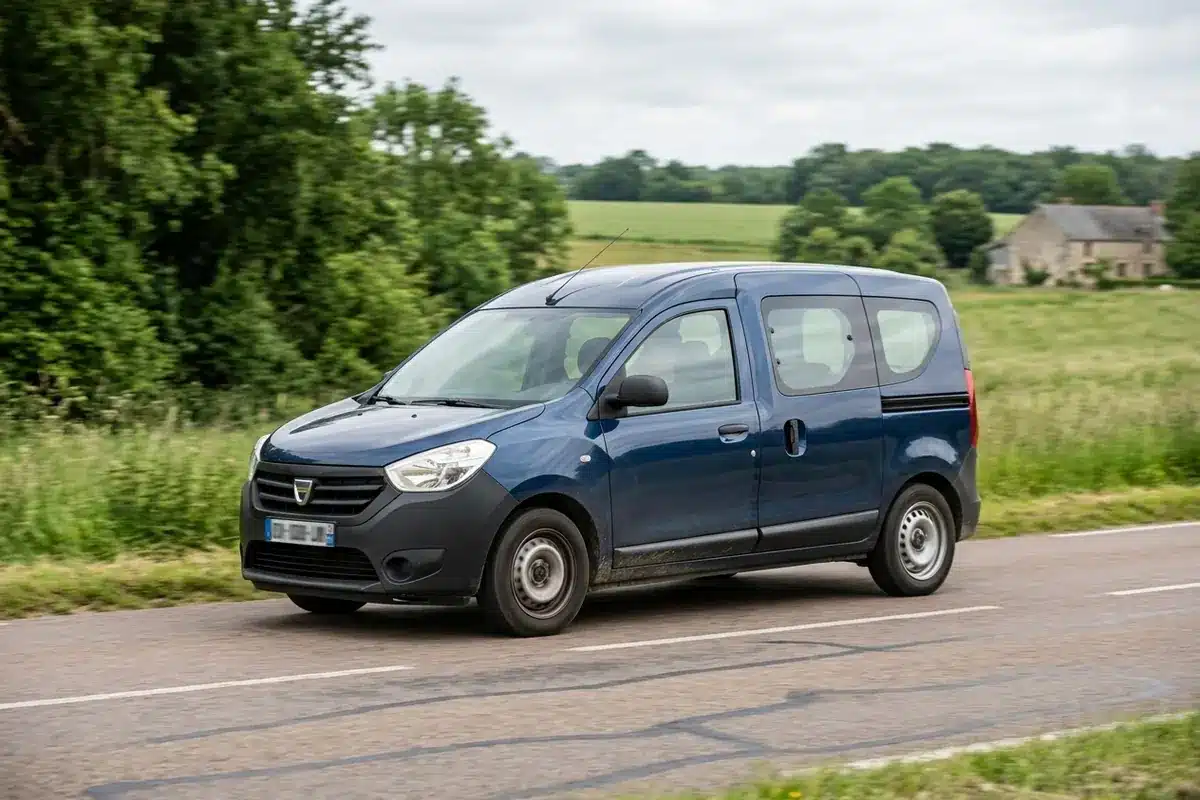 Le Dacia Dokker 1.5 dCi 90 sur une route de campagne, adapté aux trajets réguliers.